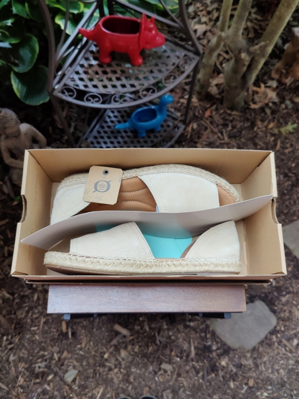 Born Drilles Espadrilles Flat Sandals Size 7.5 Suede Natural Beige Peep Toe Seak